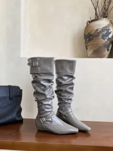 Botas largas mujer moda punta cuadrada tacón bajo plano estilo elegante gris otoño invierno.