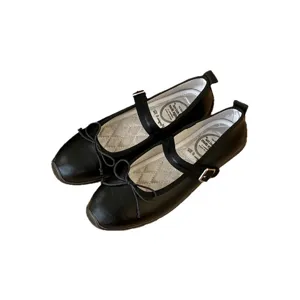 Chaussures plates Mary Jane noires classiques pour femmes avec nœud et bride élégants.