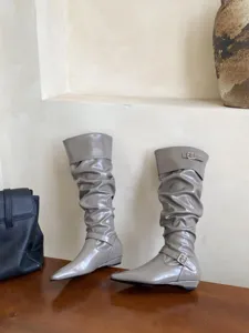 Mujeres botas altas arrugadas de moda punta estrecha tacón bajo charol gris zapatos