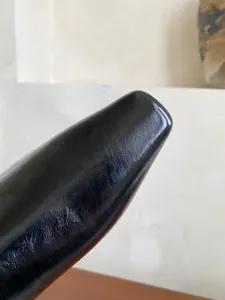 Detalle de puntera cuadrada en charol negro de botas de mujer, calzado elegante y moderno.