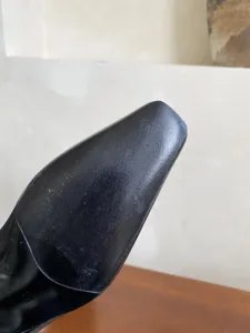 Vista detallada en primer plano de la suela de bota cuadrada con textura antideslizante talla 36.