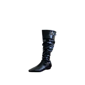 Botas negras altas con punta cuadrada, tacón plano bajo y elegantes detalles de hebilla.