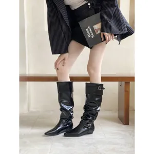 Botas altas negras de mujer en charol brillante, tacón plano, estilo elegante y chic