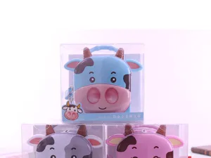 Détail de tirelire en fer-blanc vache de dessin animé mignon, boîte à pièces créative pour enfants.
