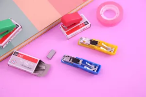 Detailansicht des Mini-Tacker-Sets mit bunten tragbaren Tackern und Heftklammern.
