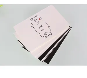 Gedetailleerd close-upoverzicht van een stapel notitieboekjes met leuke tekst en strak design.