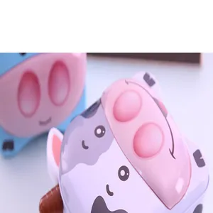 Vue detaillee de tirelire vache dessin anime mignonne, boite a monnaie en fer blanc cadeau.