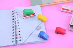 Nahaufnahme des mini bunten Heftgeräte-Sets mit Klammern und Notizbuch für Schüler.