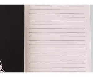 Gedetailleerde close-up van de gelinieerde notitieboek binnenpagina, schone en nette lay-out.