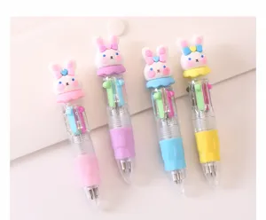 Détail de tête de lapin de dessin animé sur stylo à bille multicolore, papeterie mignonne.