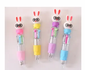 Détail en gros plan de mignons stylos à bille multicolores lapin avec design à pression.