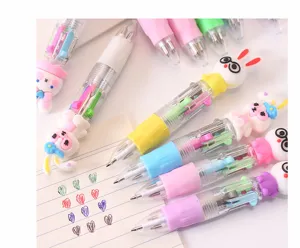 Stylo à bille multicolore avec tête de lapin, vue de détail montrant des encres colorées.