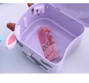 Vue détaillée de la tirelire mignonne en fer blanc motif vaches, cadeau créatif pour enfants.