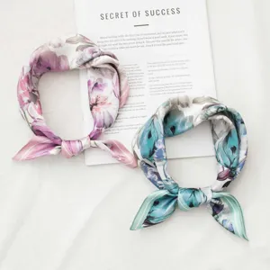Foulard quadrato in seta di Hangzhou con stampa floreale, elegante sciarpa da donna.