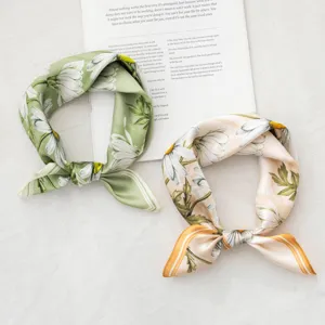 Foulard quadrato in vera seta di gelso con elegante stampa floreale di margherite.