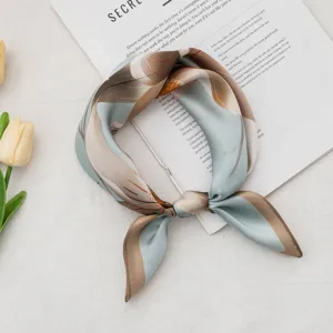 Elegante foulard di seta con stampa astratta, perfetto come accessorio chic per il collo.