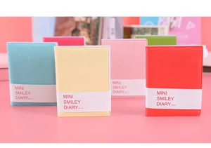 Vista dettagliata di mini quaderni colorati con copertine protettive e fasce di carta.