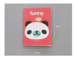 Lindo detalle de portada de cuaderno panda de dibujos animados rojo brillante formato de bolsillo.
