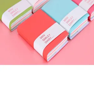 Simpatico mini diario smiley con copertina PVC colorata e fascia elastica, ideale per studenti.
