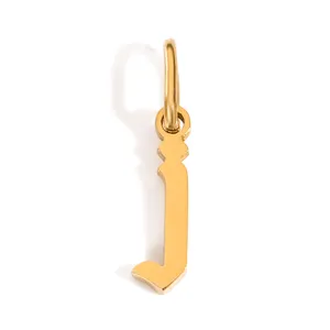 Dettaglio pendente con lettera gotica dorata, charm fai da te per collana e bracciale.