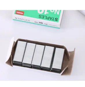 Petites agrafes métalliques n° 10 pour bureau, soigneusement emballées dans des boîtes pour papeterie.