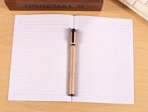 Detaillierte Ansicht des linierten A5 Notizbuchs mit linierten Seiten auf Holztisch.
