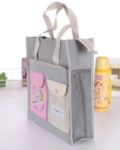 Borsa shopper multifunzionale in tela grigia con doppi manici, chiusura a zip e comode tasche.