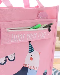 Vista dettagliata della borsa in tela rosa, simpatico motivo di uccelli, borsa di cancelleria.