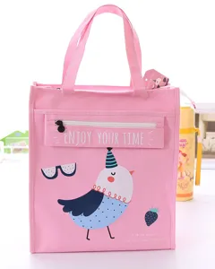 Dettaglio borsa shopper in tela rosa con grazioso stampa di uccelli cartoni animati e tasca.