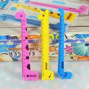 Gros plan de charmantes règles en plastique animaux de dessin animé, styles girafe 15cm pour étudiants.