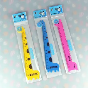 Vue détaillée de la règle en plastique girafe de dessin animé de 15cm, papeterie mignonne.
