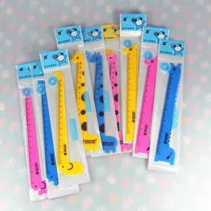 Vue détaillée de la règle droite en plastique girafe mignonne dessin animé 15cm pour élèves.