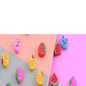 Gros plan de gommes mignonnes en forme d'animaux et de fruits, papeterie miniature colorée.