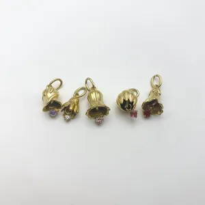 Nahaufnahme von goldenen Blumen Glocken Anhängern mit vielen farbigen Zirkonia Steinen Detail