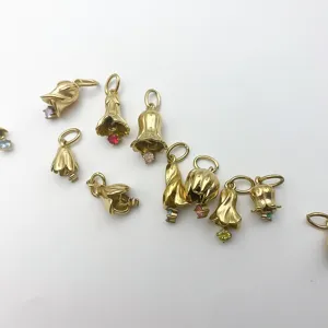 Details von goldenen Titanstahl Geburtsblume Anhängern mit bunten Edelsteinen für Basteln.