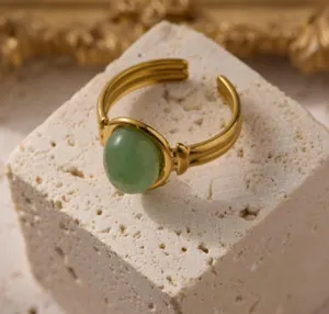 Roestvrij staal 18K goud ovalen groene edelsteen open ring, elegante verstelbare vinger detail.