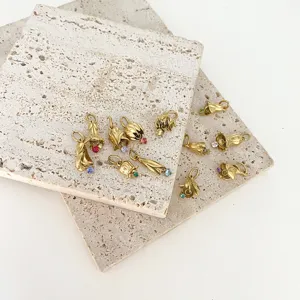 Detailaufnahme von DIY Geburtsblume goldenen Titanstahl Metall Halskette Anhänger Set.