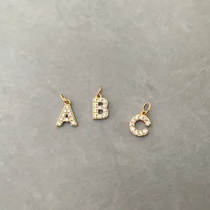 Ciondolo lettera dorato dettaglio con zirconi cubici luminosi per la creazione gioielli.