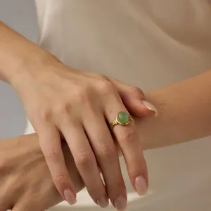 Elegante 18K vergulde roestvrijstalen open ring met ovale groene edelsteen voor dames.