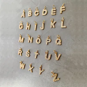 Ciondoli con lettere placcate in oro da A a Z con zirconi brillanti, perfetti per gioielli fai da te.
