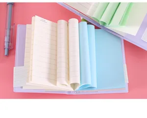 Primo piano dettagliato di pagine di quaderno colorate e design di copertina protettiva.