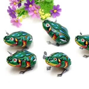 Clásico juguete de rana de hojalata con cuerda vintage, conjunto de animales mecánicos nostálgicos.