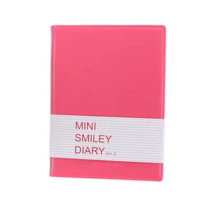 Simpatico mini diario rosa con fascia di carta, pagine interne colorate e molto pratico.