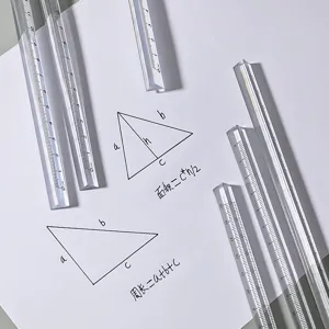 Set de règle triangulaire transparente pour dessin d'étudiant et mesure avec des échelles claires.