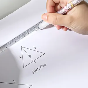 Règle triangulaire en plastique transparent pour le dessin d'étudiants, la géométrie et le bureau.