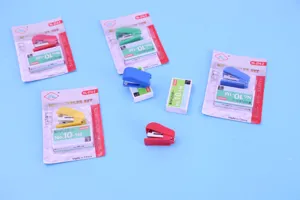 Mini Tacker Set Detailansicht, tragbare Taschengroesse Schreibwaren mit Klammern.