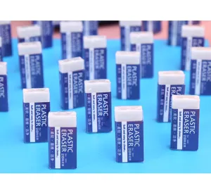 Gedetailleerd close-upoverzicht van meerdere 2B plastic gummen met blauwe beschermhoesjes.