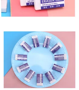 Gedetailleerd uitzicht op 2B plastic gummen netjes gerangschikt op een blauw bord.