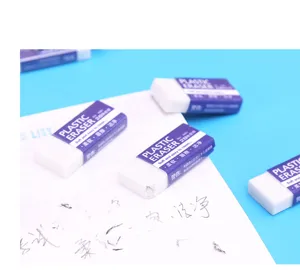 Detailopname van een zachte 2b gum met fijne textuur op een schoon papieren achtergrond.