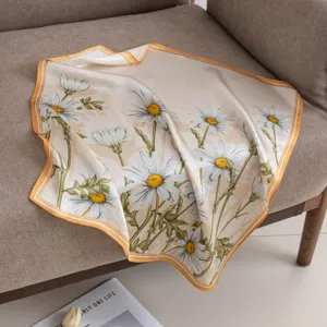 Foulard quadrato piccolo con stampa floreale in seta di gelso, elegante fazzoletto.